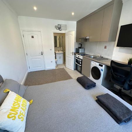 Bright Modern, 1 Bed Flat, 15 Mins Away From Central London 헨던 외부 사진