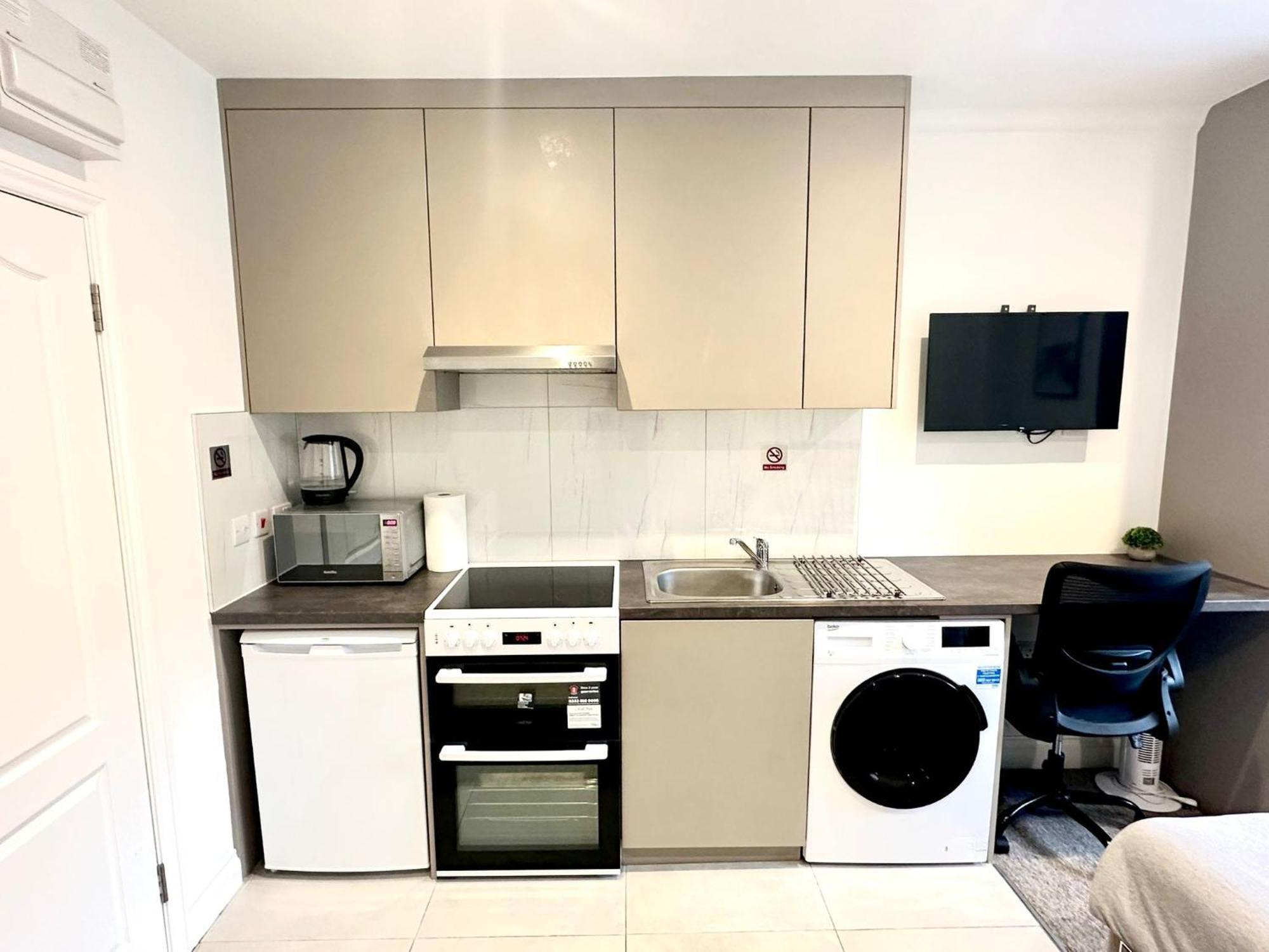 Bright Modern, Private Apartment,15 Mins To Central London 헨던 외부 사진