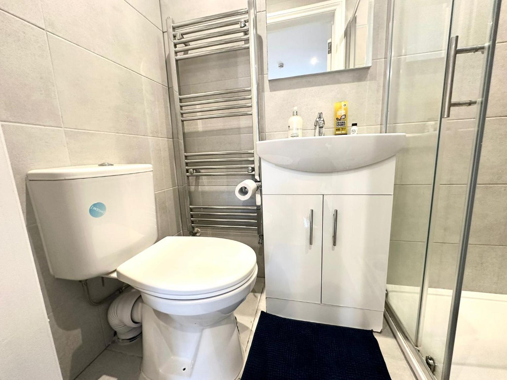 Bright Modern, Private Apartment,15 Mins To Central London 헨던 외부 사진