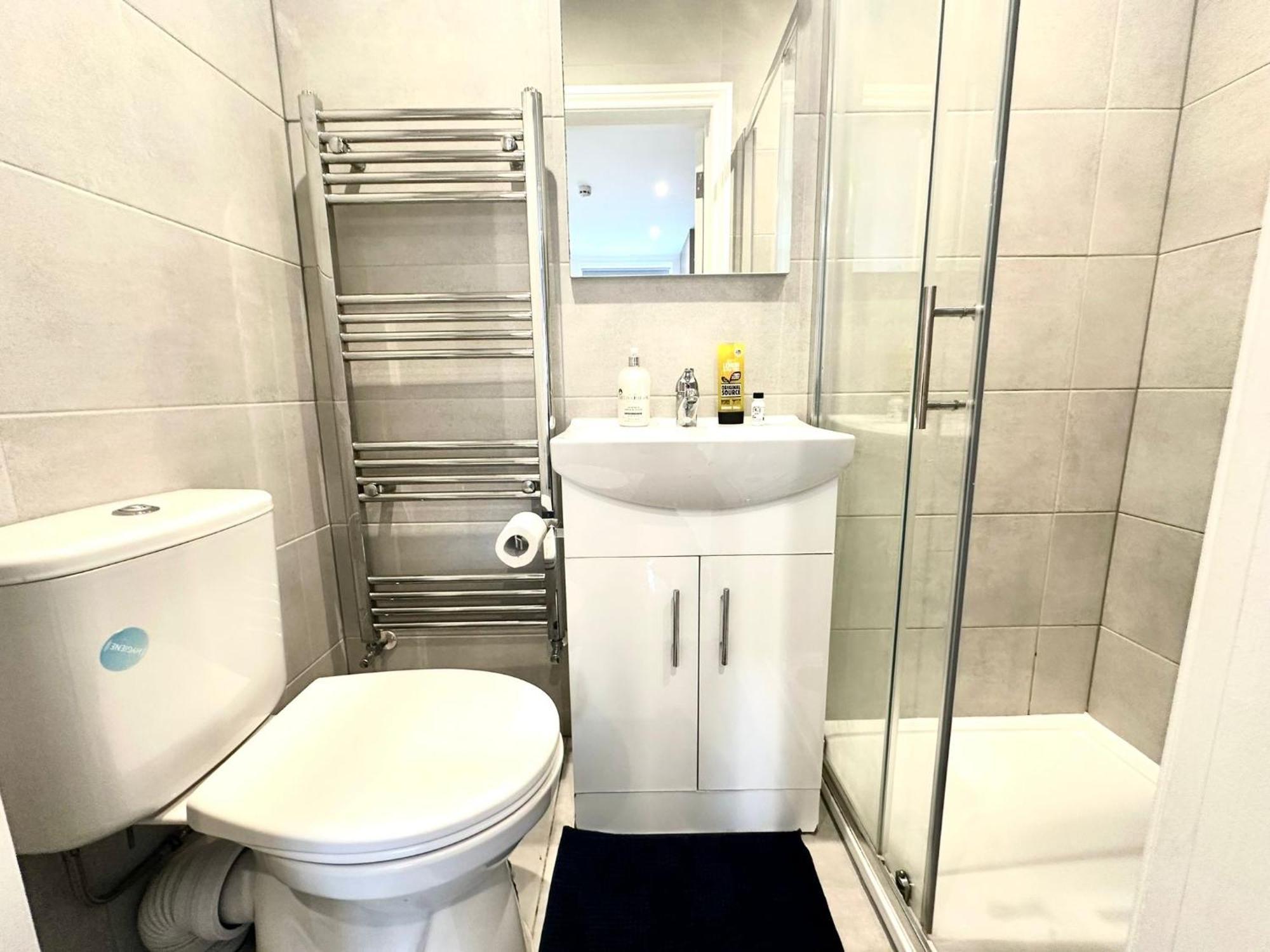Bright Modern, Private Apartment,15 Mins To Central London 헨던 외부 사진